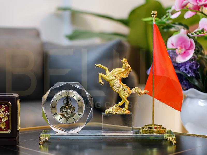 Đồng Hồ Pha Lê Mã Đáo Thành Công Việt Nam Mạ Vàng
