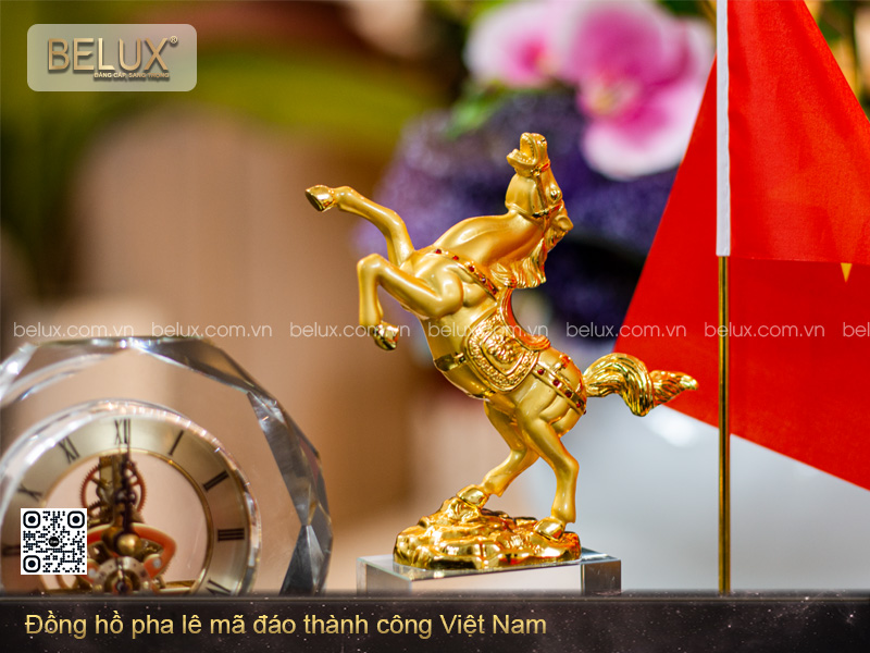Đồng Hồ Pha Lê Mã Đáo Thành Công Việt Nam Mạ Vàng