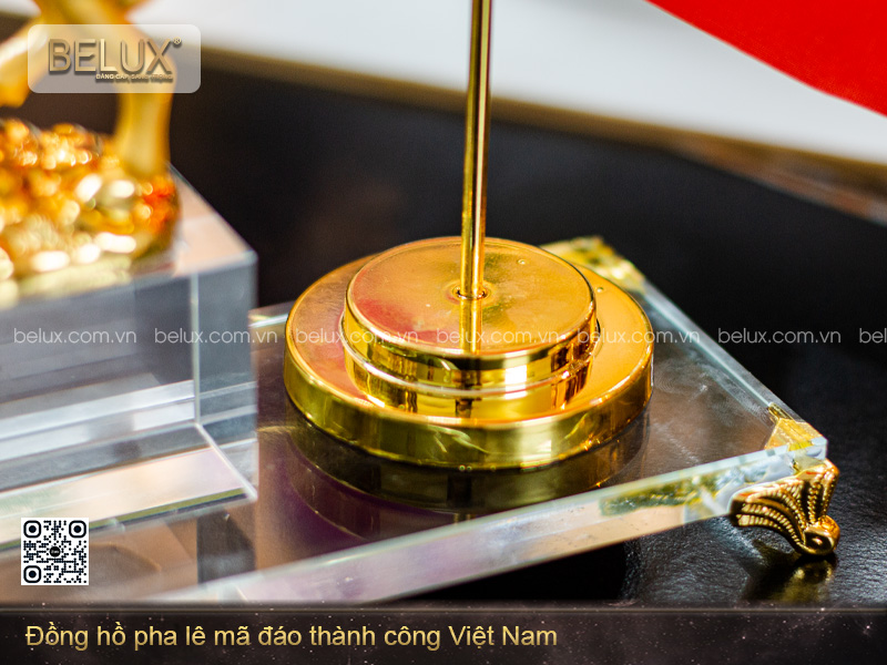 Đồng Hồ Pha Lê Mã Đáo Thành Công Việt Nam Mạ Vàng