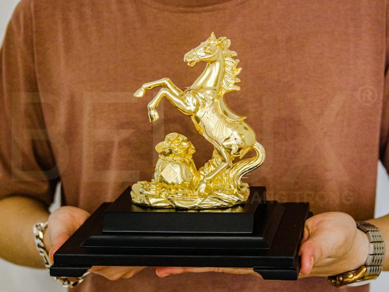 Tượng ngựa mã đáo thành công dát vàng 24k
