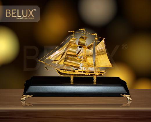 Mô hình thuyền buồm mạ vàng 24K – Mẫu 04