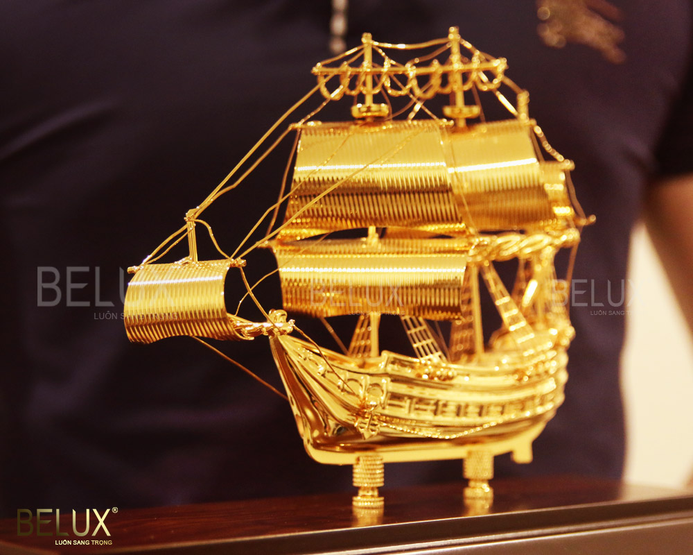 Mô hình thuyền buồm mạ vàng 24K – Mẫu 05 ( Cỡ trung)