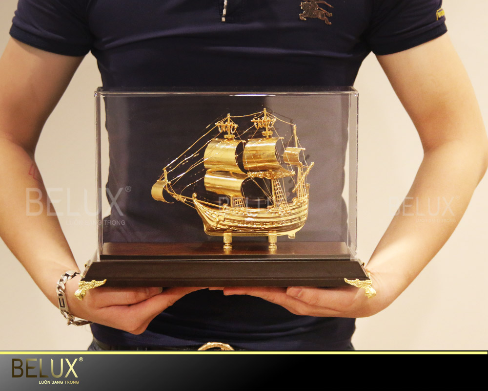 Mô hình thuyền buồm mạ vàng 24K – Mẫu 05 ( Cỡ trung)