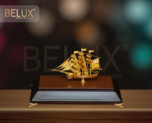 Mô hình thuyền buồm mạ vàng mẫu 09