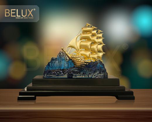Mô hình thuyền buồm dát vàng mẫu 10