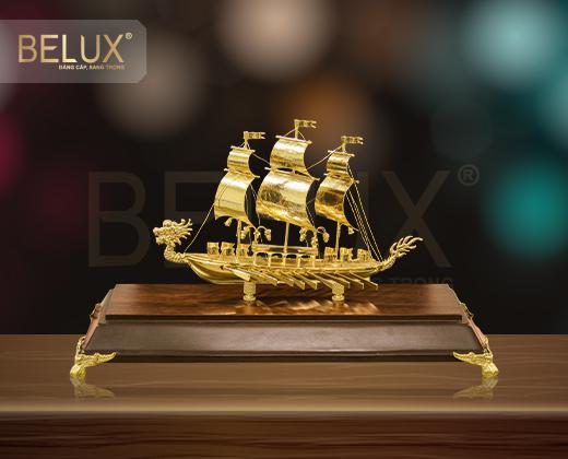 Mô hình thuyền buồm đầu rồng mạ vàng 24K – Mẫu 02 ( Cỡ trung)