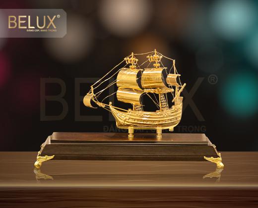 Mô hình thuyền buồm mạ vàng 24K – Mẫu 05 ( Cỡ trung)