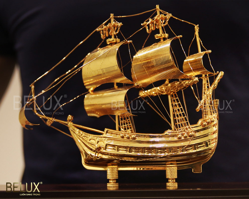 Mô hình thuyền buồm mạ vàng 24K – Mẫu 05 ( Cỡ trung)
