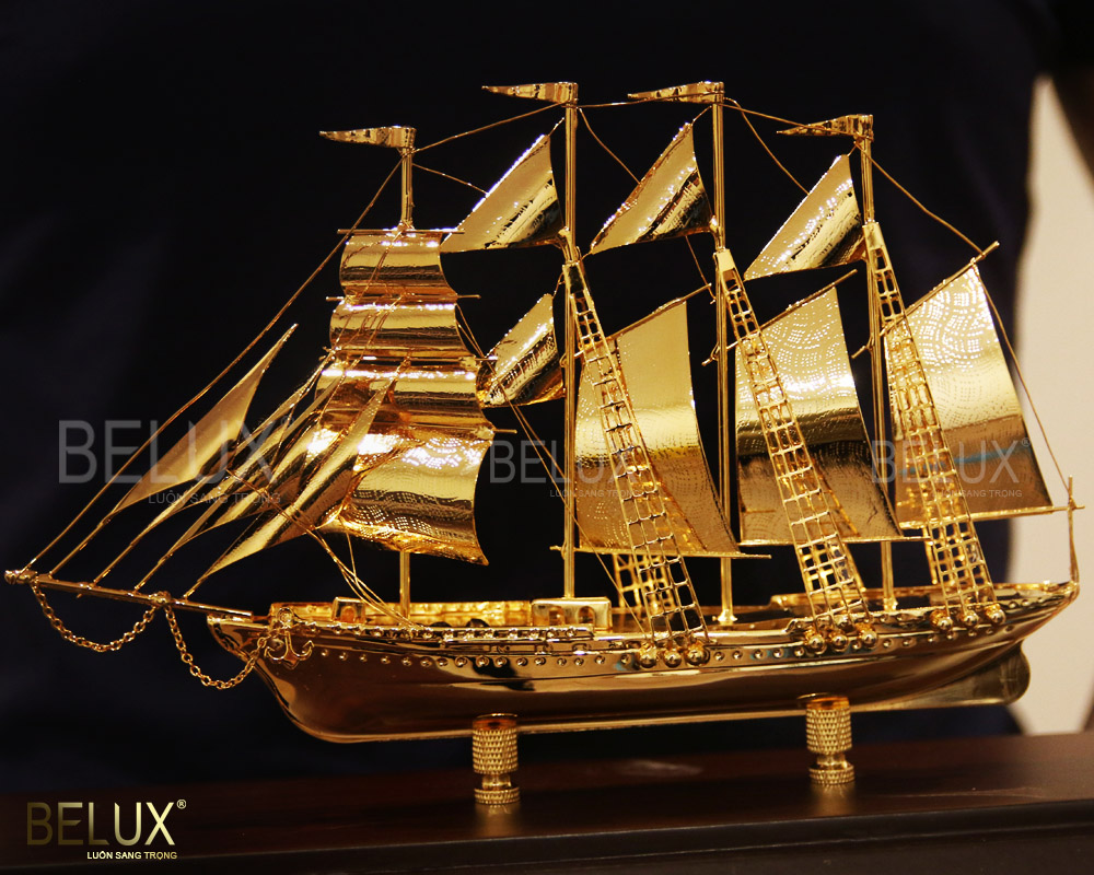 Mô hình thuyền buồm đầu rồng mạ vàng 24K – Mẫu 02 ( Cỡ trung)