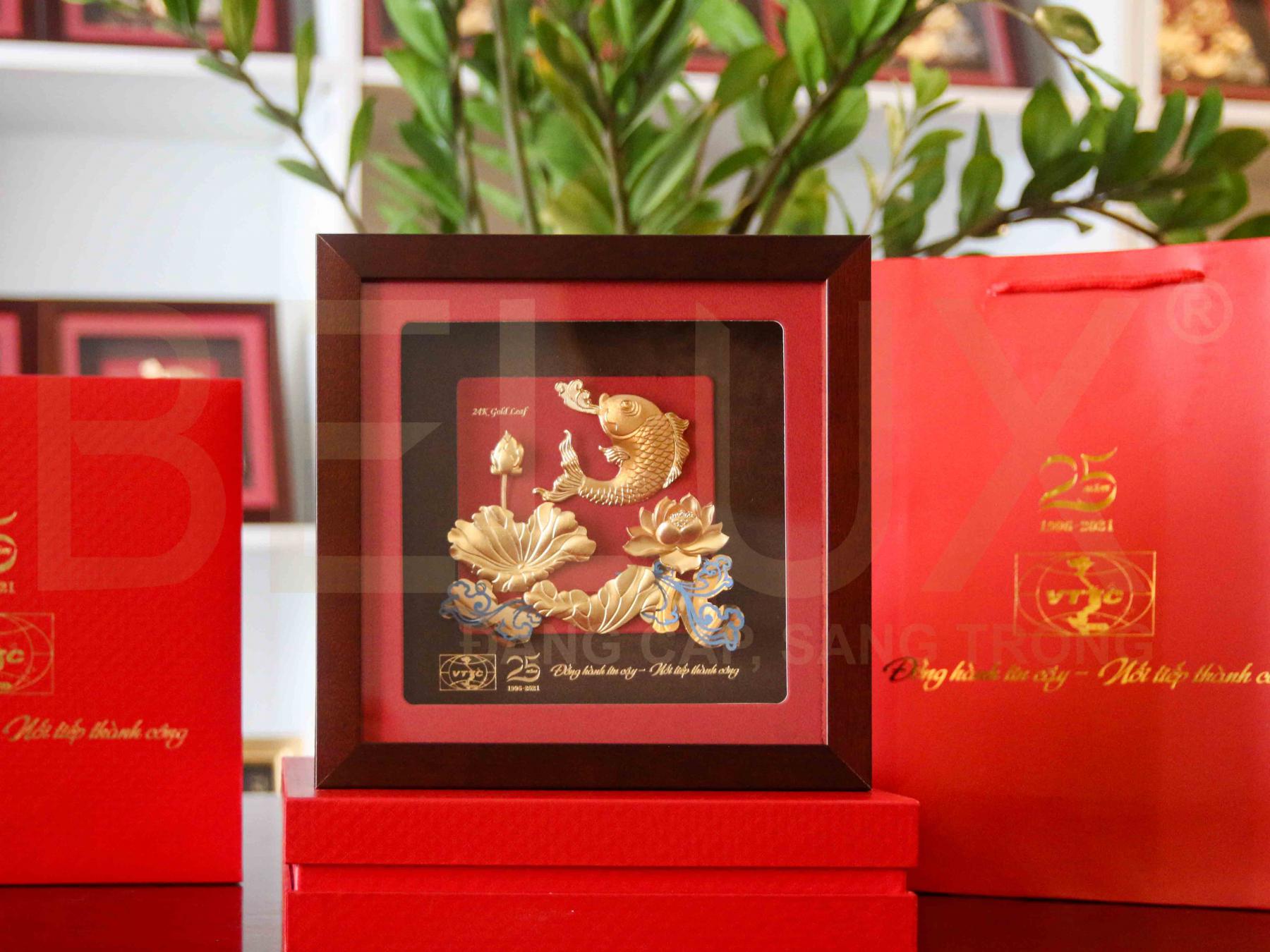 Lô tranh quà tặng Cá chép hóa rồng dát vàng 24k theo đơn đặt hàng