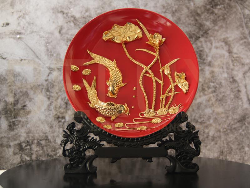 Đĩa cá chép hoa sen dát vàng 24K D20 nền đỏ