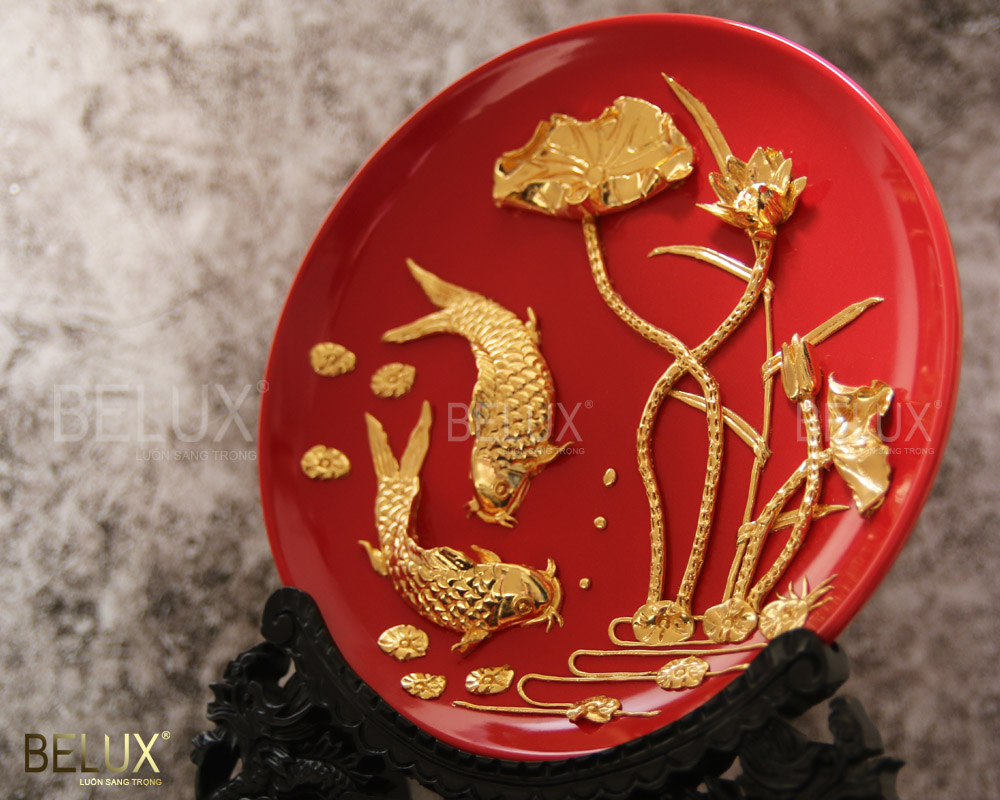Đĩa cá chép hoa sen dát vàng 24K D20 nền đỏ