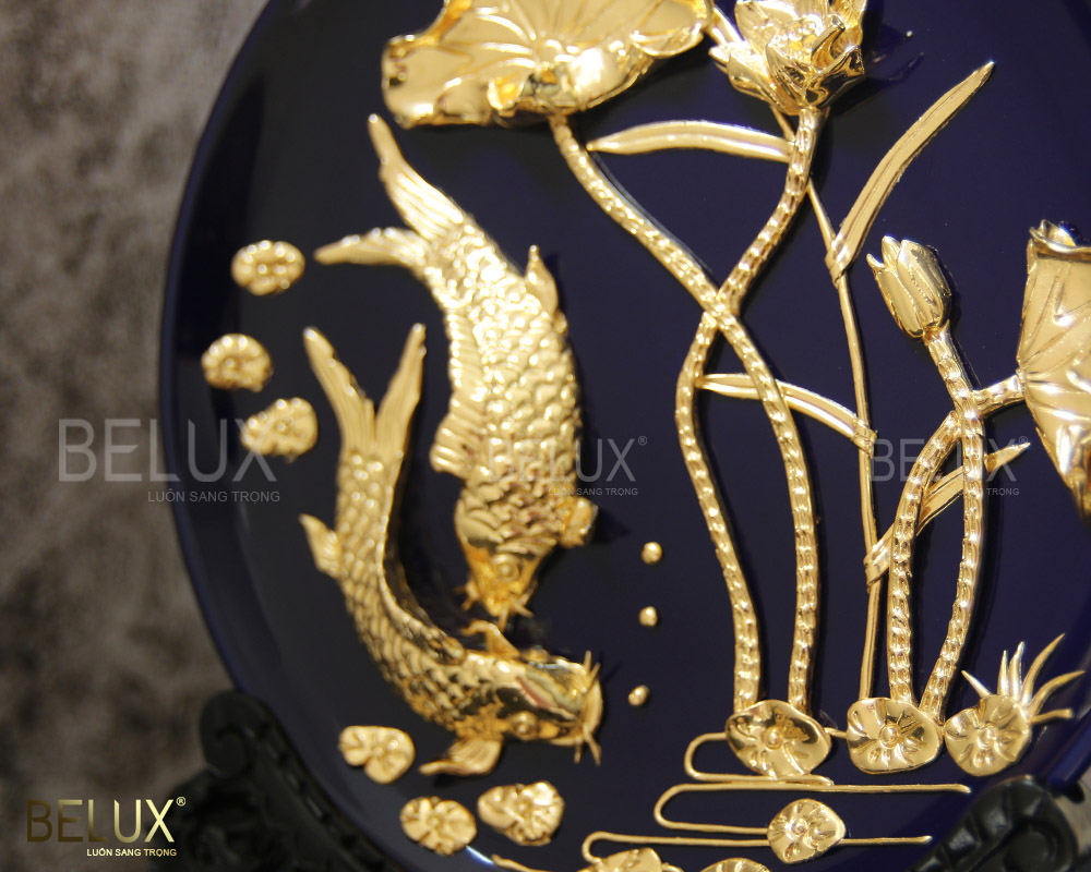 Đĩa cá chép hoa sen dát vàng 24k D20 nền tím than
