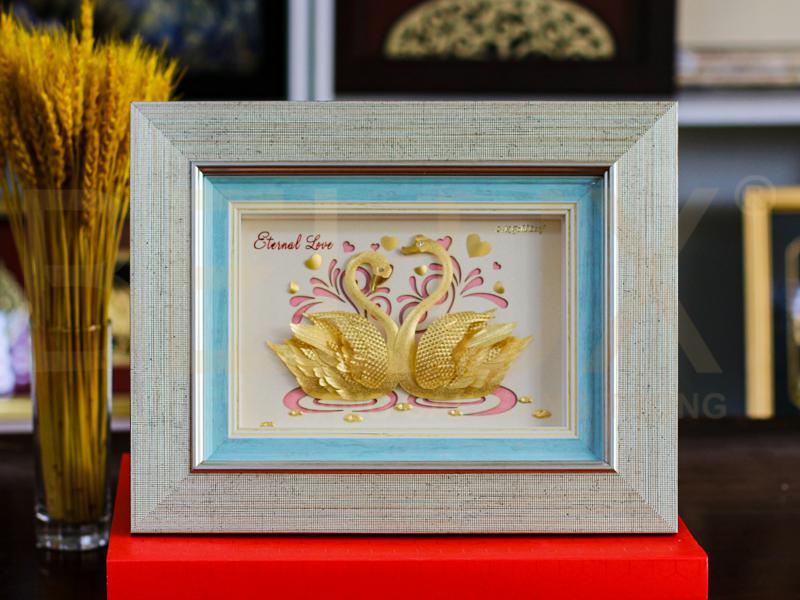 Tranh Đôi Thiên Nga dát vàng 24k 34x27cm