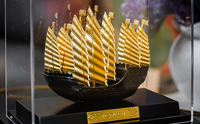 Mô hình thuyền buồm mạ vàng