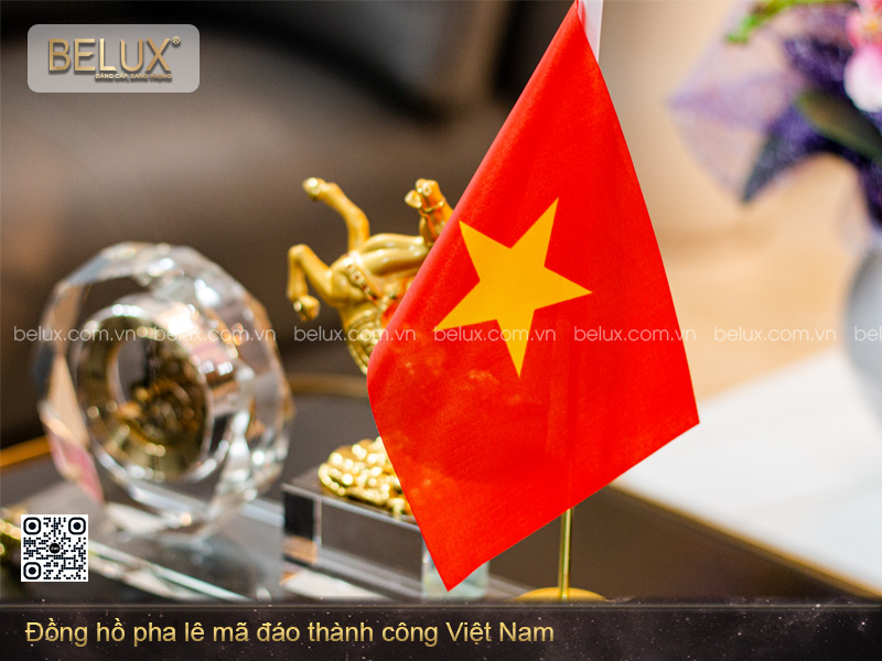 Đồng hồ pha lê mã đáo thành công Việt Nam mạ vàng